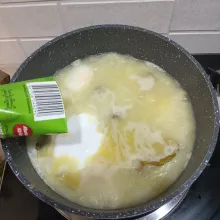 Terakhir tambahkan santan instan aduk perlahan agar tidak pecah.
