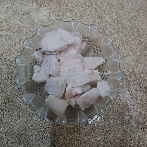 Iris daging ayam yang sudah direbus.
