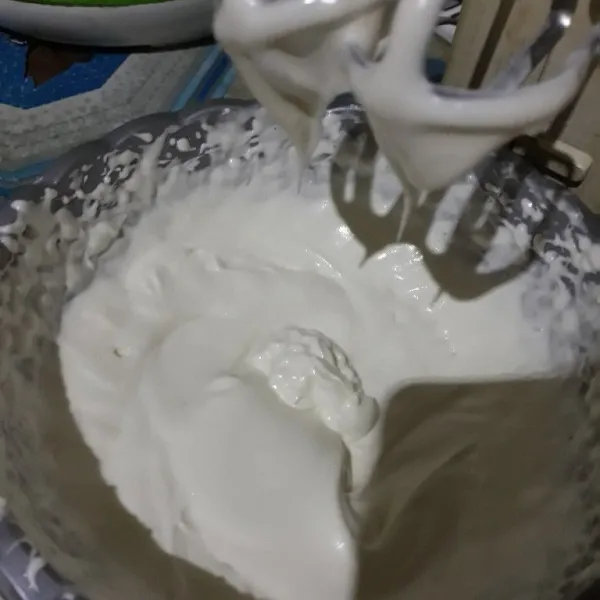 Mixer sekitar 10 menit atau hingga whipped cream mengembang. Whipped cream siap dipakai.