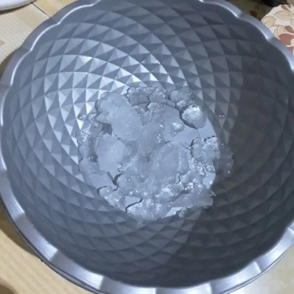 Hancurkan es batu lalu masukkan ke dalam wadah.