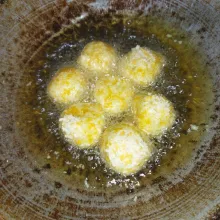 Goreng banana bomb dengan api sedang, goreng hingga matang, angkat lalu sajikan.