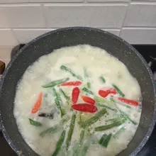 Beri kacang panjang dan cabai. Masak 1 menit. Matikan kompor. Sajikan.