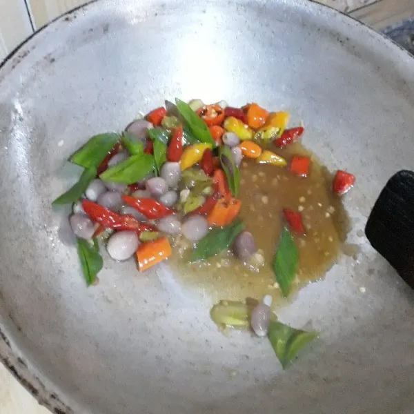 Tambahkan air, garam, gula pasir, saus tiram, potongan daun bawang dan cabe rawit lalu aduk merata.