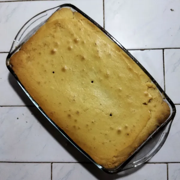 Setelah cake matang dan keluar dari oven, langsung siapkan loyang atau piring saji. Balik cake sehingga nanas berada di atas, kemudian sajikan