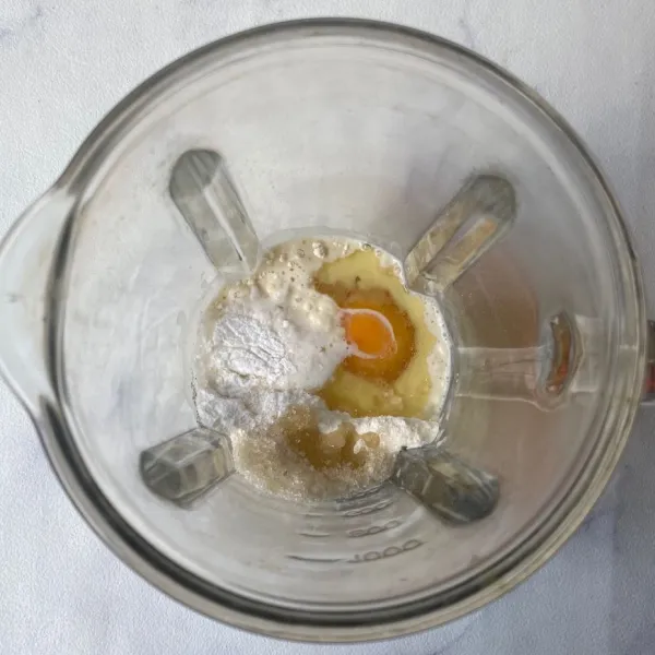 Masukkan tepung terigu, telur, gula, susu cair, minyak dan baking powder ke dalam blender. Proses sampai tercampur rata.