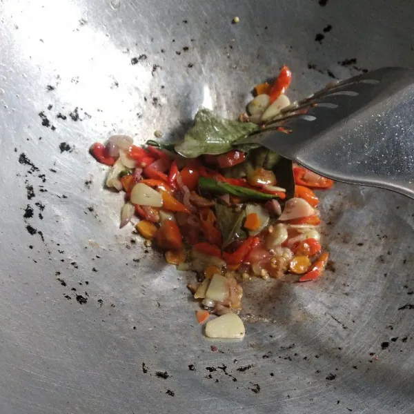 Panaskan minyak, tumis bumbu sampai wangi lalu masukkan daun salam dan daun jeruk.