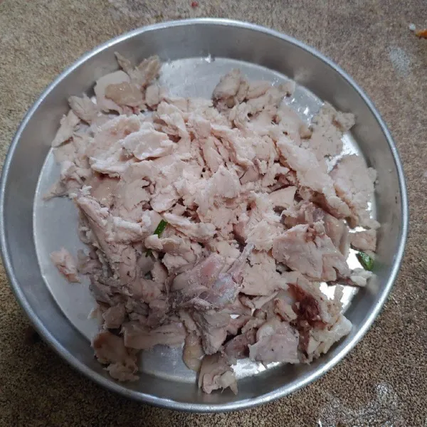 Rebus daging ayam lalu suwir-suwir atau diiris tipis.
