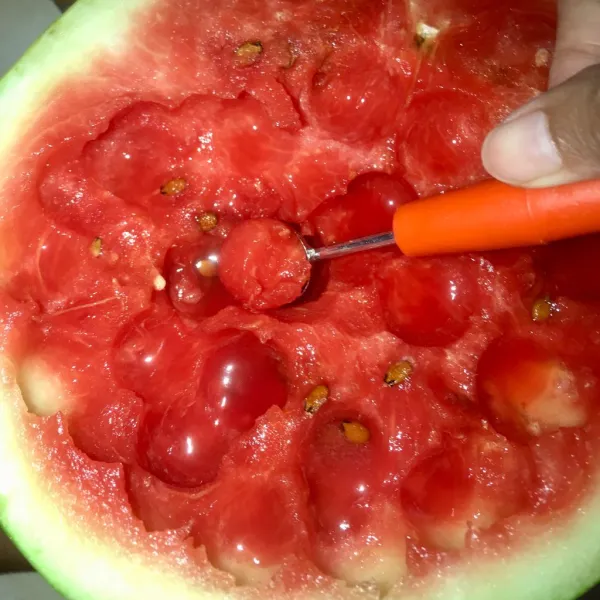 Bagi semangka menjadi 2 bagian, 1 bagian bikin bulat-bulat.