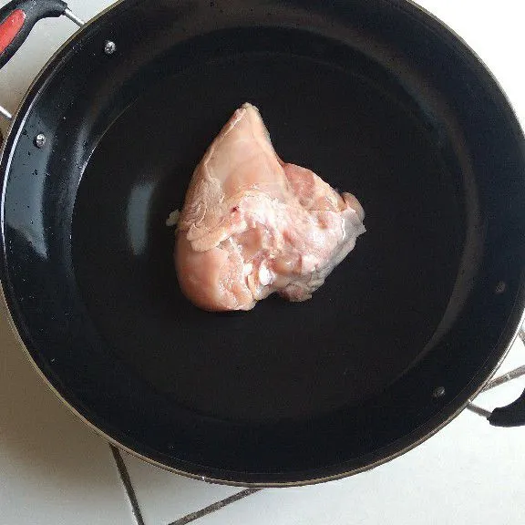 Rebus daging ayam sampai matang.