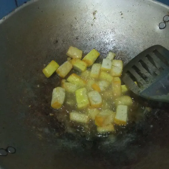 Potong tahu kuning, goreng hingga agak kecoklatan.