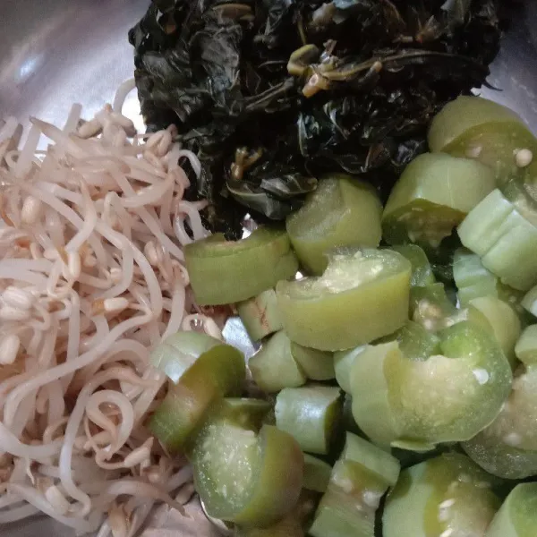 Daun pepaya jepang, terong dan taoge yang sudah direbus.