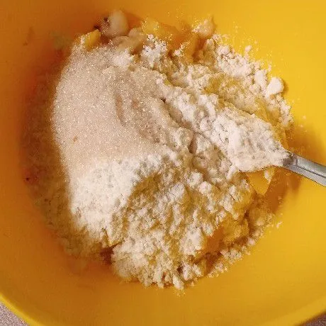 Masukkan tepung terigu, gula pasir, pasta coklat, vanili dan garam.