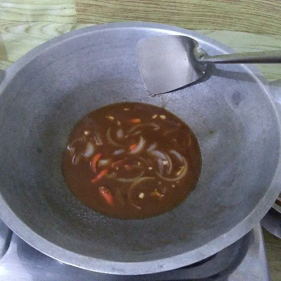 Masukkan saos sambal, kecap manis, saos lada hitam dan larutan tepung maizena. Masak hingga mendidih dan mengental.