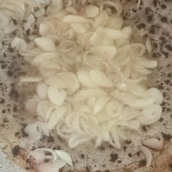 Tumis bawang merah dan bawang putih sampai layu dan harum.