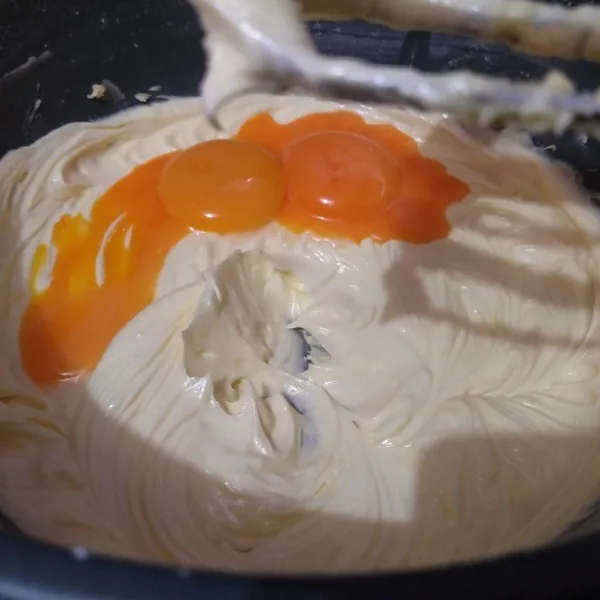 Masukkan kuning telur, kocok kecepatan rendah asal rata saja