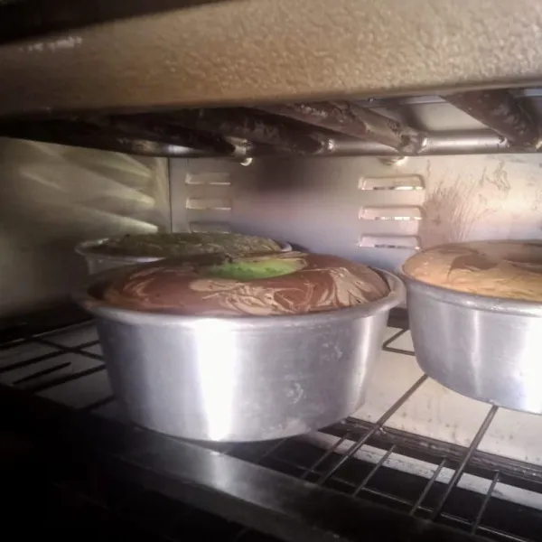 Panggang dalam oven dengan suhu 160 derajat celcius hingga matang atau kurang lebih 45 menit, bolu siap disajikan