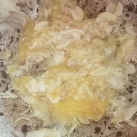 Kemudian masukkan telur, orak-arik telurnya.