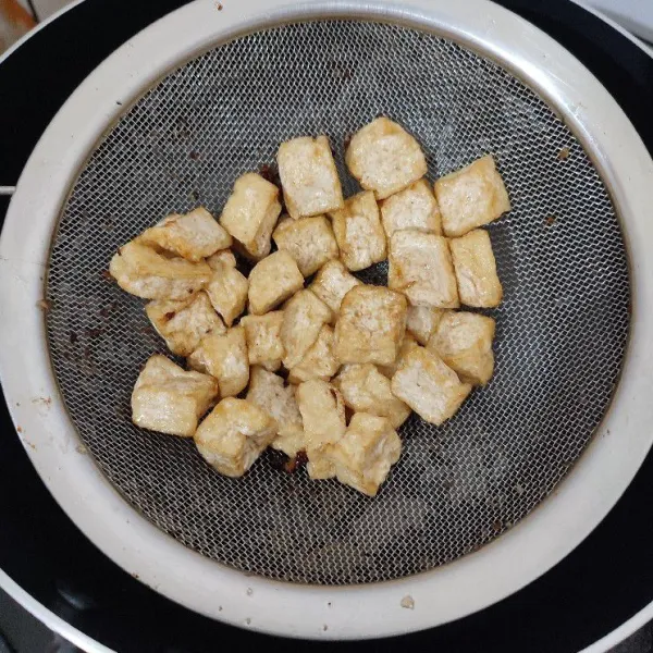 Panaskan minyak goreng, goreng tahu setengah mateng dan tidak terlalu kering, angkat dan tiriskan.