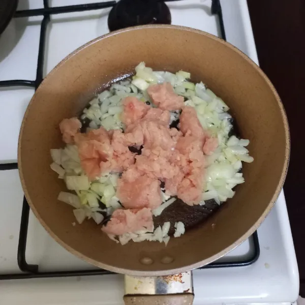 Masukkan daging ayam giling lalu masak hingga berubah warna.