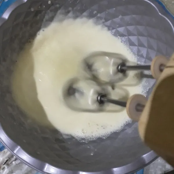 Naikkan kecepatan mixer hingga kecepata tinggi.