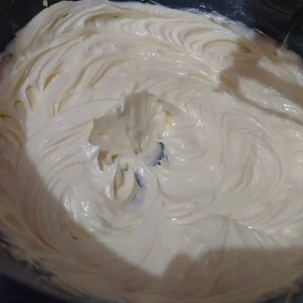Mixer dengan kecepatan rendah, mentega, margarin, gula halus, dan vanili bubuk hingga mengembang, sekitar 3 menit