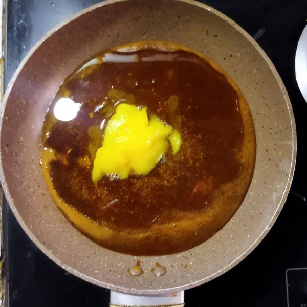 Di dalam sebuah wajan teflon, buat karamel dari gula dengan api kecil, lalu campurkan butter. Aduk hingga merata dan mencair, lalu tuangkan ke seluruh permukaan loyang, kemudian susun nanas dan ceri diatas nya, taburi dengan cengkeh dan bubuk kayu manis