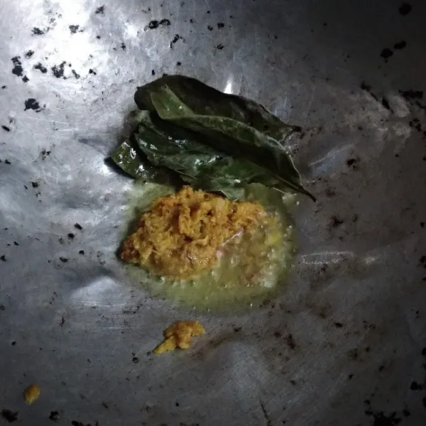 Panaskan minyak, tumis bumbu halus sampai matang, masukkan juga daun salam.