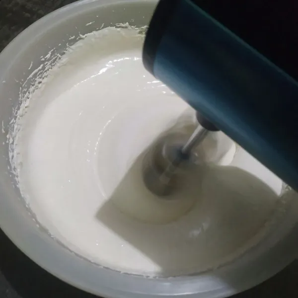 Aduk bahan di dalam wadah menggunakan mixer dengan kecepatan tinggi selama 10 menit