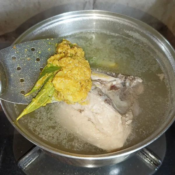 Masukkan bumbu yang sudah ditumis ke dalam panci rebusan ayam, rebus sampai ayam matang.
