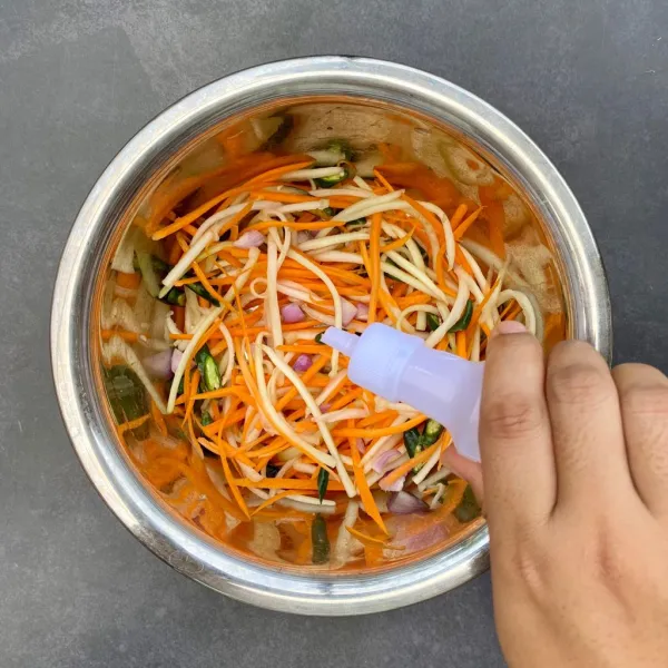 Tambahkan cuka, gula pasir dan garam. Aduk hingga rata.