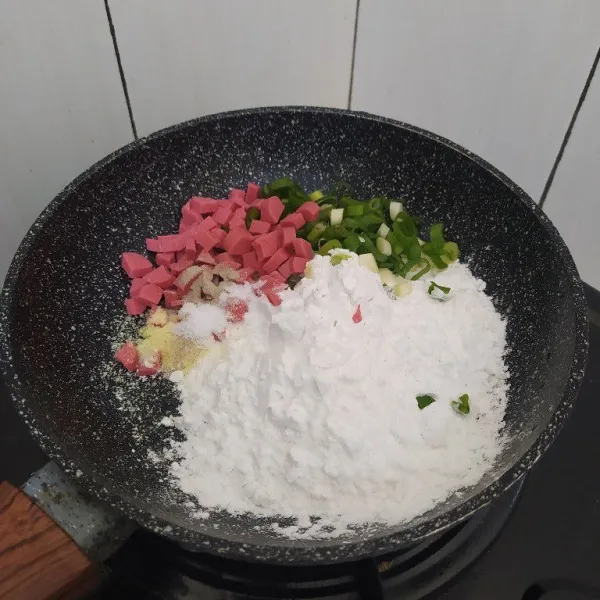 Tuang semua bahan di atas pan anti lengket.