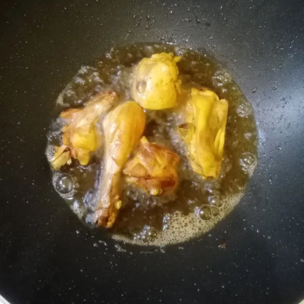 Setelah di rebus. Goreng ayam sebentar.