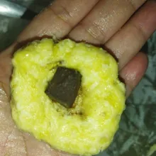 Olesi tangan dengan minyak goreng, lalu ambil adonan pisang secukupnya, pipihkan, lalu beri potongan cokelat dcc, lalu bulatkan, lakukan hingga adonan habis.