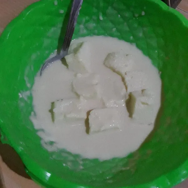 Balurkan adonan susu ke dalam tepung terigu.