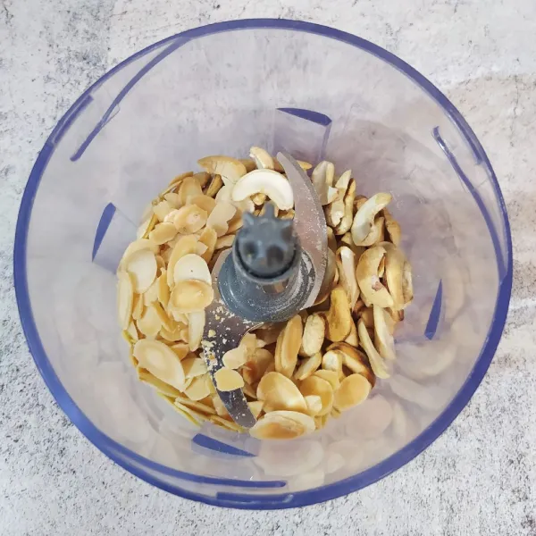 Blender kasar kacang mede, kacang almond dan kacang tanah.