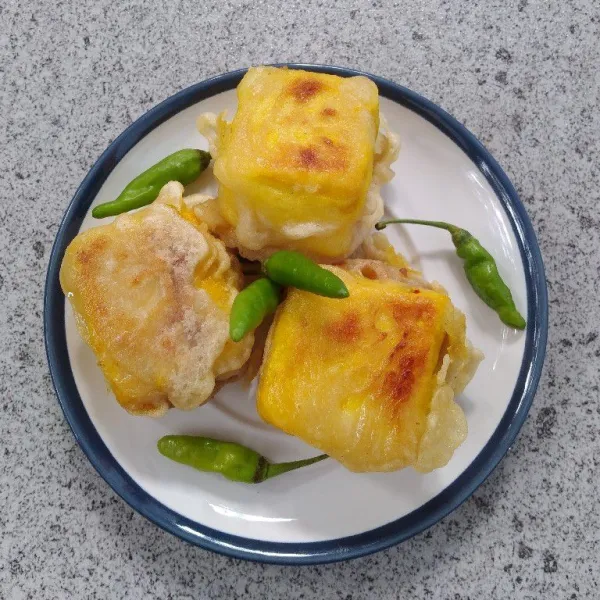 Angkat dan tiriskan. Siap sajikan dengan cabe rawit utuh.