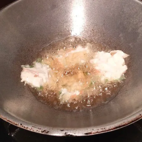 Kemudian panaskan minyak dalam wajan. Goreng bakwan sesendok demi sesendok. Pakai api sedang saja.