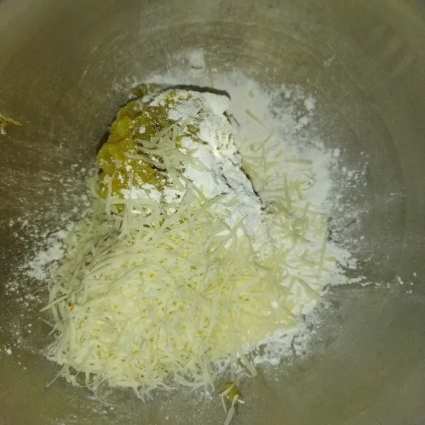 Tambahkan gula pasir, tepung terigu dan keju parut, aduk rata, simpan di dalam kulkas sekitar 15 menit.
