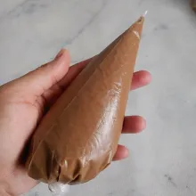Kemudian masukkan adonan ke dalam plastik segitiga.
