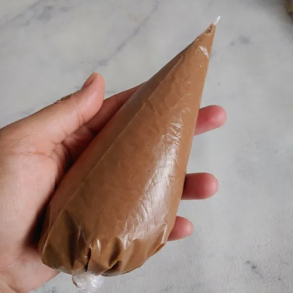Kemudian masukkan adonan ke dalam plastik segitiga.