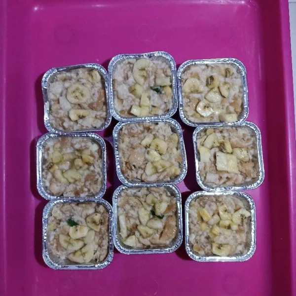 Beri secukupnya potongan pisang di atasnya.