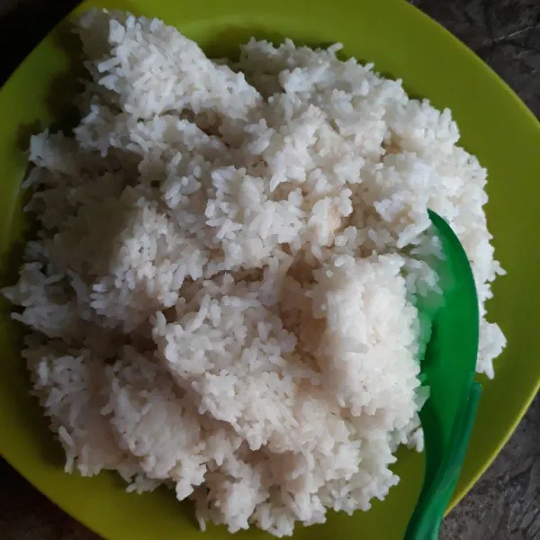 Pakai nasi yang sudah disimpan dalam kulkas semalaman agar hasil nasgornya lebih enak. Kemudian pisahkan nasi dengan sendok besar agar nasi tidak menggumpal.