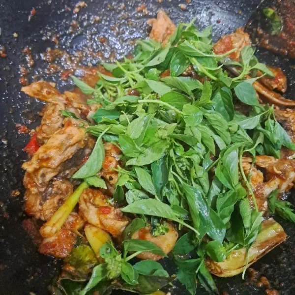 Masak sampai bumbu meresap koreksi rasa masukan kemanggi aduk rata angkat dan sajikan.