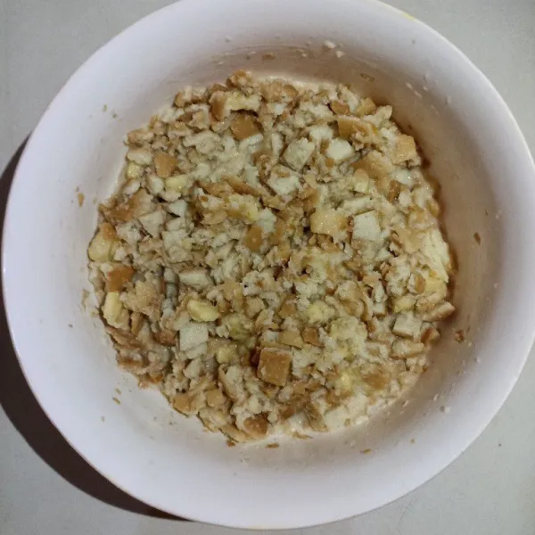 Tuang potongan kulit rotinya, aduk merata. Tambahkan potongan pisangnya (sisakan sedikit untuk topping), aduk.