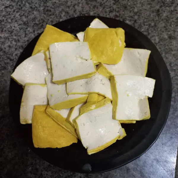 Iris tipis tahu kuning.