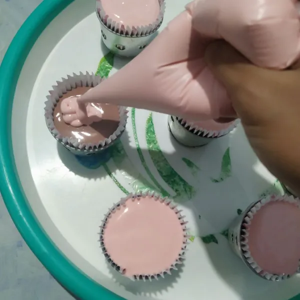 Masukkan paper cup ke dalam cetakkan, lalu isi dengan adonan