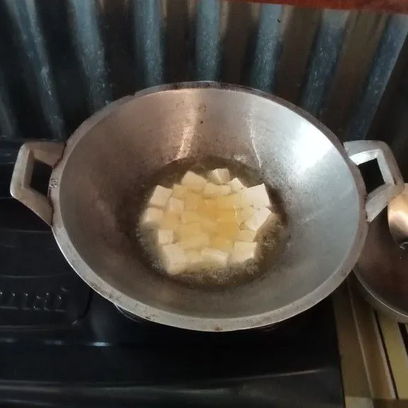 Goreng tahu hingga matang, lalu tiriskan
