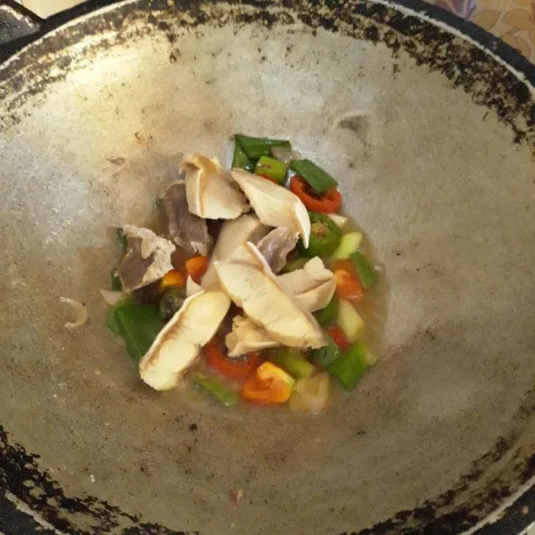 Masukkan asin cucut yang sudah direbus, aduk merata dengan bumbu.