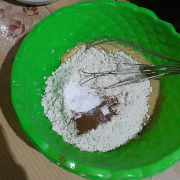 Tambahkan tepung terigu, baking powder, garam dan bubuk kayu manis.