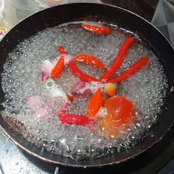 Rebus cabai, bawang merah, dan tomat sampai matang